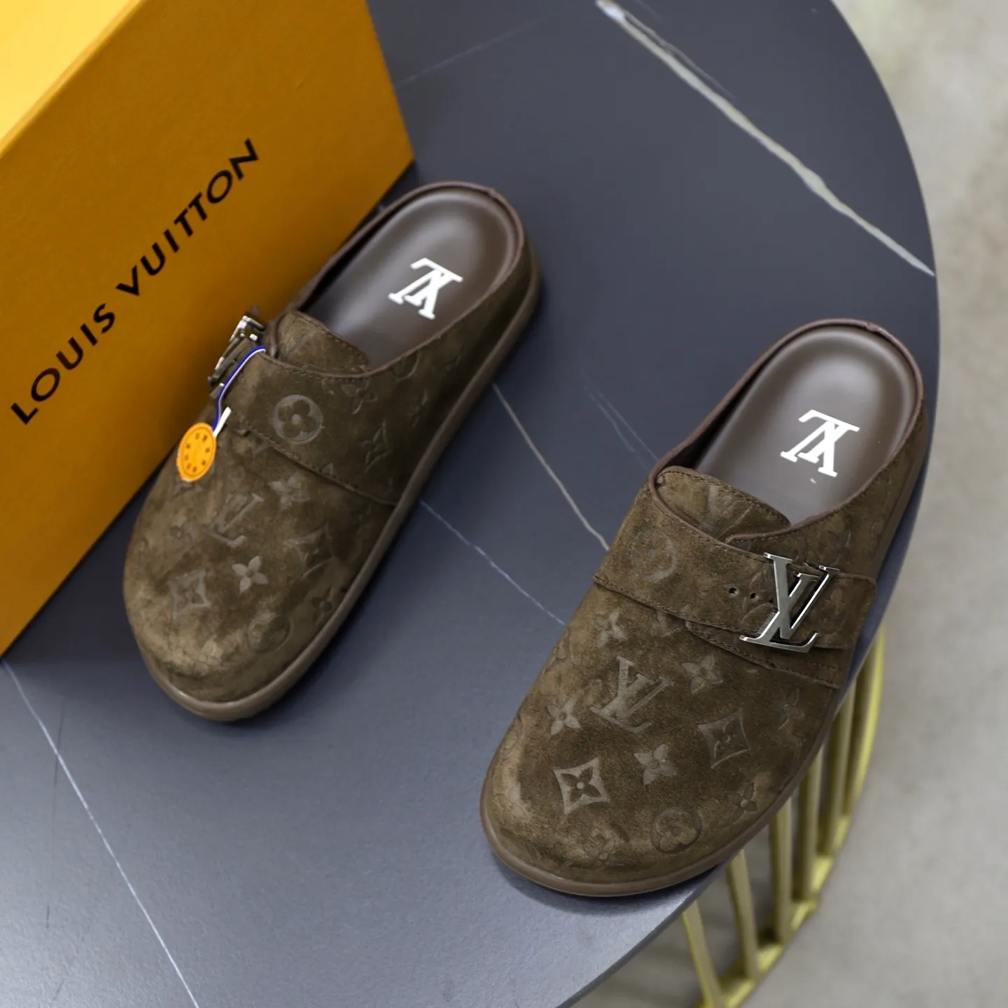 Ex-factory price: 520💰🙅‍♂️🙅‍♂️🙅‍♂️Birkenstock Brand: LV Louis Vuitton Standard code: 38-45 (cowhide lining) Grade: Same as the official website Material: Original leather design Original rubber wear-resistant molded outsole Style category: Men's fashion sandals Distinguished luxury brand elements Top luxury Color: Actual picture color